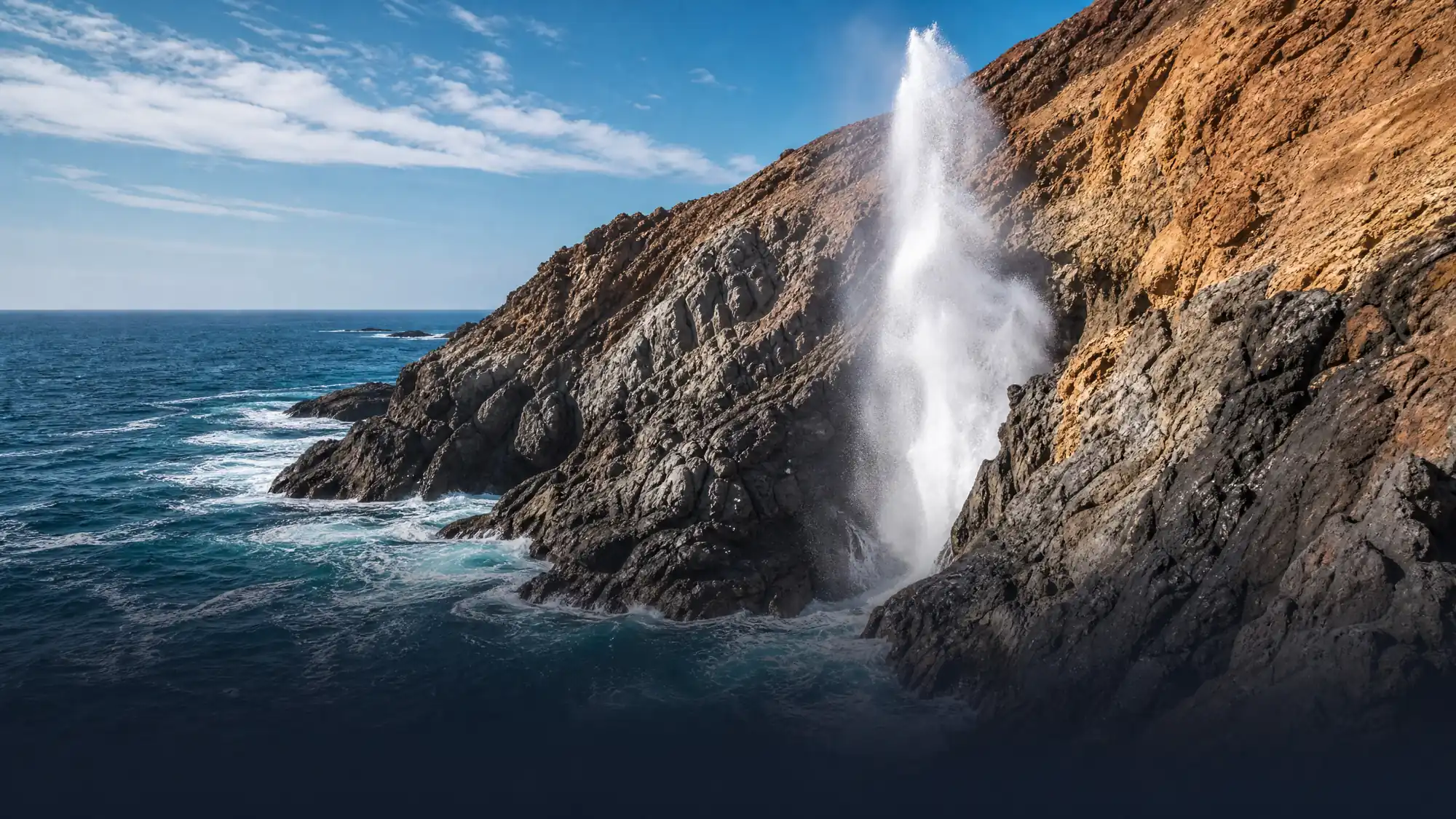 Beobachten Sie, wie ein natürlicher Meeresgeysir Meerwasser bis zu 100 Fuß hoch in die Luft schießt. Gehen Sie an 150 Marktständen vorbei, um die Aussichtsplattform an den Klippen zu erreichen.
